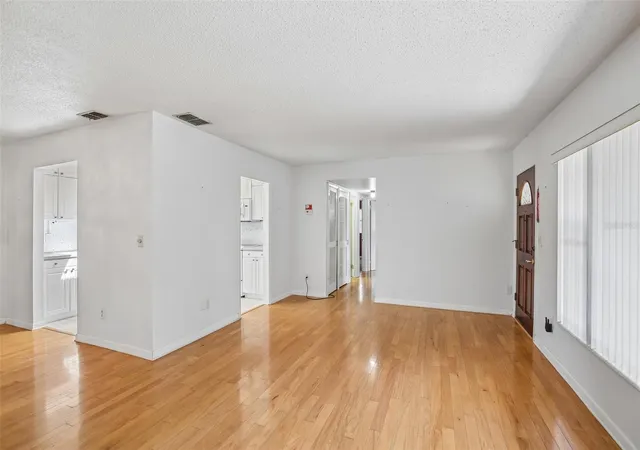 Photo 4 of Single family home for sale at 512 White Oak Ave, Brandon, FL 33510 | MLS# TB8553266 | Listing updated on 2026-09-30