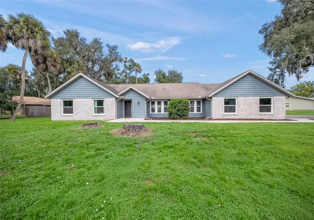 Photo 2 of Single family home for sale at 2130 E Leewynn Dr, Sarasota, FL 34240 | MLS# A4707840 | Listing updated on 2026-10-08