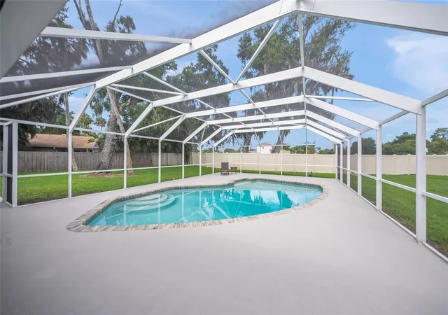 Photo 3 of Single family home for sale at 2130 E Leewynn Dr, Sarasota, FL 34240 | MLS# A4707840 | Listing updated on 2026-10-08