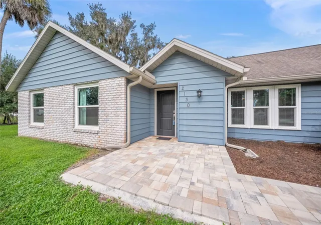 Photo 3 of Single family home for sale at 2130 E Leewynn Dr, Sarasota, FL 34240 | MLS# A4707840 | Listing updated on 2026-10-08