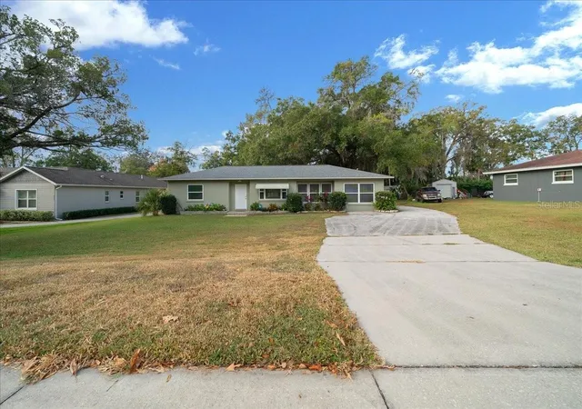 Photo 1 of Single family home for sale at 2810 SE Lake Weir Ave, Ocala, FL 34471 | MLS# OM733112 | Listing updated on 2026-10-02