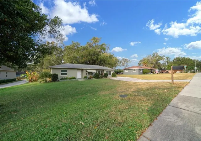 Photo 2 of Single family home for sale at 2810 SE Lake Weir Ave, Ocala, FL 34471 | MLS# OM733112 | Listing updated on 2026-10-02