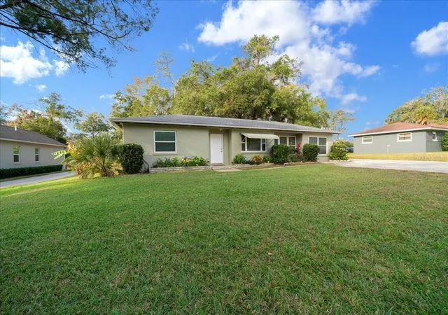 Photo 3 of Single family home for sale at 2810 SE Lake Weir Ave, Ocala, FL 34471 | MLS# OM733112 | Listing updated on 2026-10-02