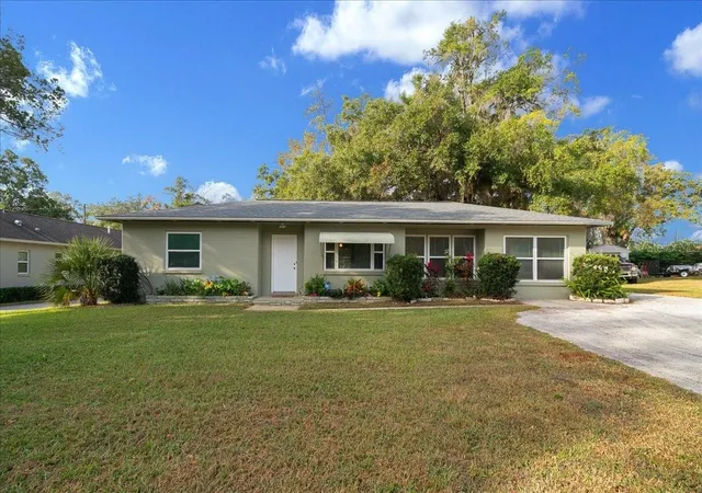 Photo 4 of Single family home for sale at 2810 SE Lake Weir Ave, Ocala, FL 34471 | MLS# OM733112 | Listing updated on 2026-10-02