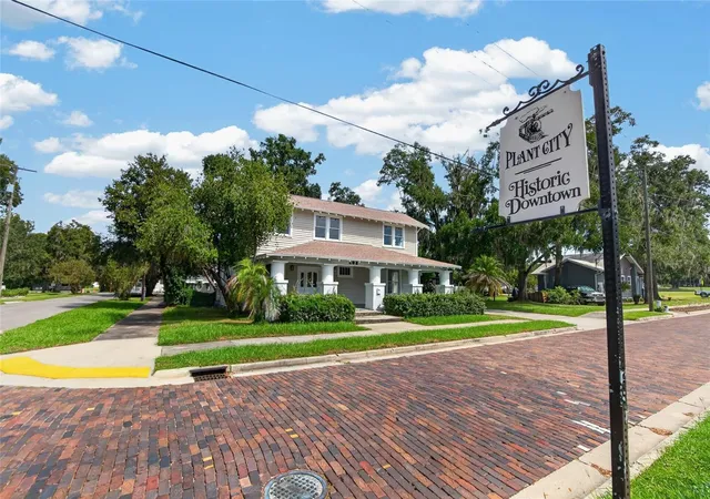 Photo 2 of Single family home for sale at 408 W Herring St, Plant City, FL 33563 | MLS# TB8553347 | Listing updated on 2026-10-03