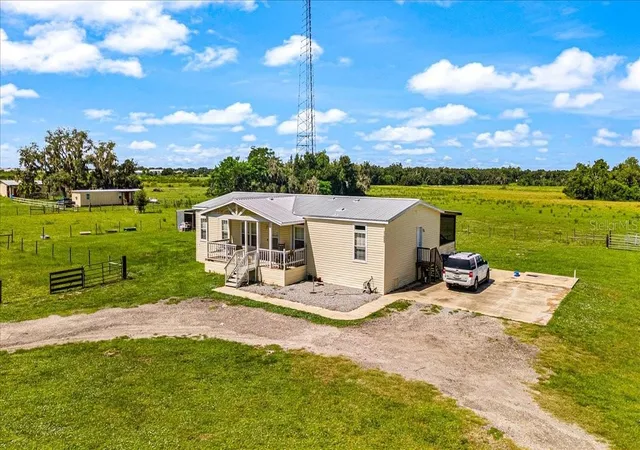 Photo 2 of Single family home for sale at 1703 Zipperer Rd, Bradenton, FL 34212 | MLS# A4707878 | Listing updated on 2026-10-02