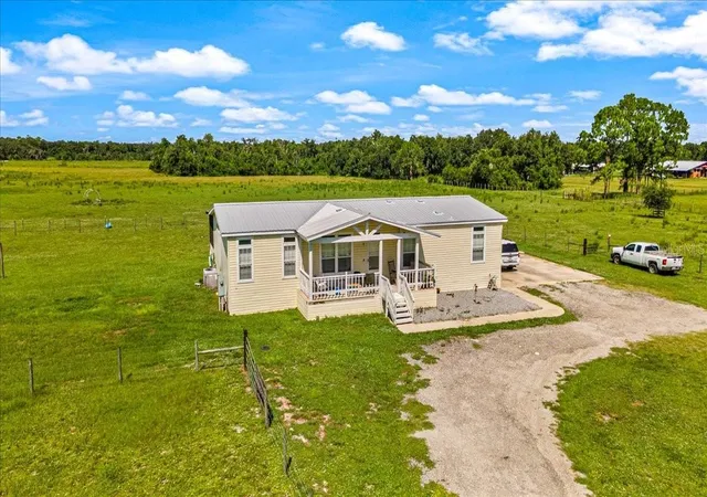 Photo 3 of Single family home for sale at 1703 Zipperer Rd, Bradenton, FL 34212 | MLS# A4707878 | Listing updated on 2026-10-02