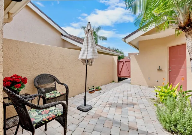 Photo 4 of House for sale at 5607 Monte Rosso Rd, Sarasota, FL 34243 | MLS# A4707879 | Listing updated on 2026-10-07