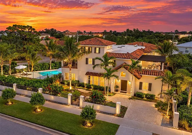 Photo 2 of Sale Pending at 301 Ponce De Leon Ave, Venice, FL 34285 | MLS# A4707883 | Listing updated on 2026-10-07
