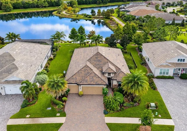 Photo 2 of Single family home for sale at 800 Tailwind Pl, Sarasota, FL 34240 | MLS# A4707885 | Listing updated on 2026-10-06