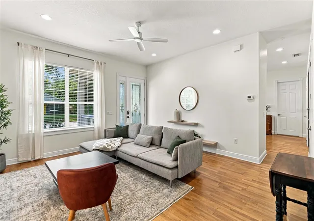 Photo 3 of Single family home for sale at 1222 Noble Pl, Orlando, FL 32801 | MLS# O6445995 | Listing updated on 2026-10-08