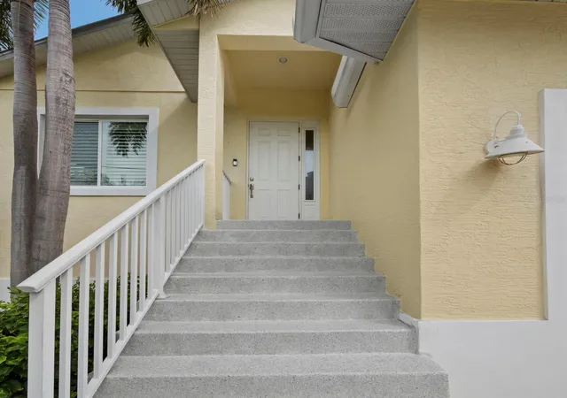 Photo 3 of Single family home for sale at 182 Island Cir, Sarasota, FL 34242 | MLS# A4707894 | Listing updated on 2026-10-22
