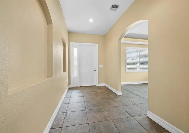 Photo 4 of Single family home for sale at 182 Island Cir, Sarasota, FL 34242 | MLS# A4707894 | Listing updated on 2026-10-22