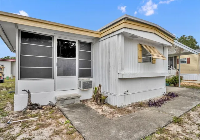 Photo 4 of Manufactured home for sale at 11 Hawaiian Way, Leesburg, FL 34788 | MLS# G5118421 | Listing updated on 2026-10-01