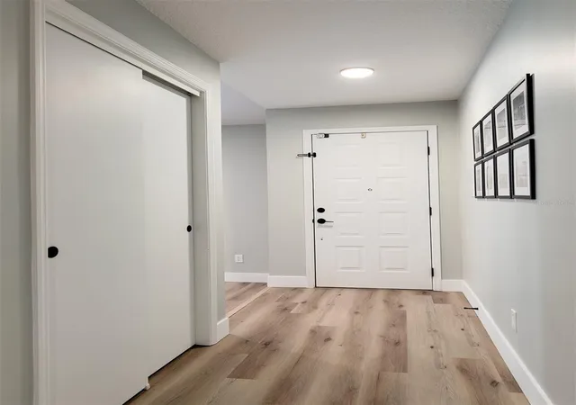Photo 3 of Single family home for sale at 1890 Crowley Cir E, Longwood, FL 32779 | MLS# O6446007 | Listing updated on 2026-10-06