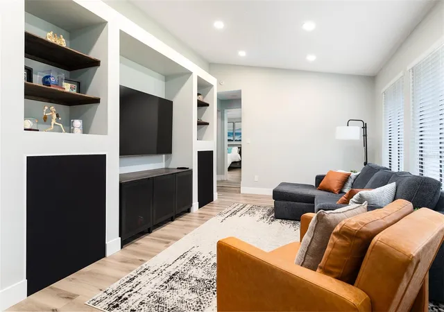 Photo 4 of Single family home for sale at 1890 Crowley Cir E, Longwood, FL 32779 | MLS# O6446007 | Listing updated on 2026-10-06