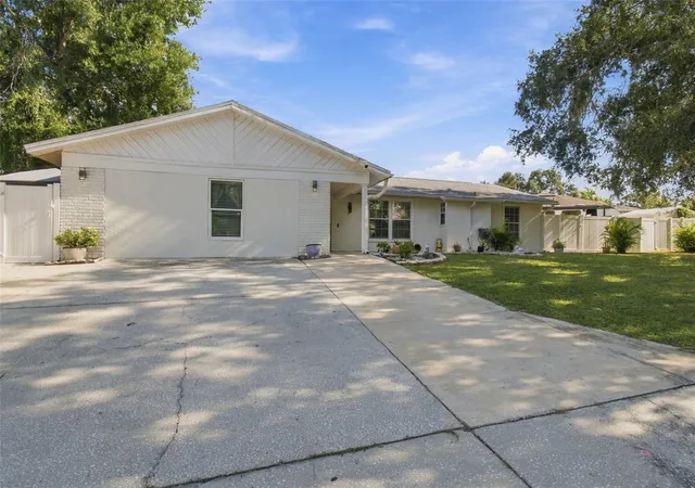 Photo 2 of Single family home for sale at 1325 Oakcrest Dr, Brandon, FL 33510 | MLS# TB8553423 | Listing updated on 2026-10-03