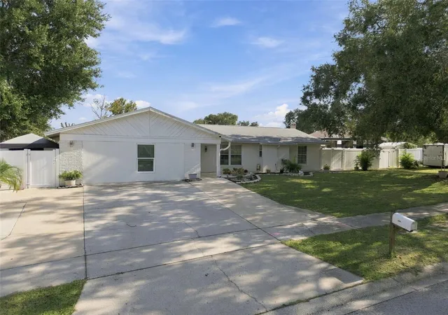 Photo 3 of Single family home for sale at 1325 Oakcrest Dr, Brandon, FL 33510 | MLS# TB8553423 | Listing updated on 2026-10-03