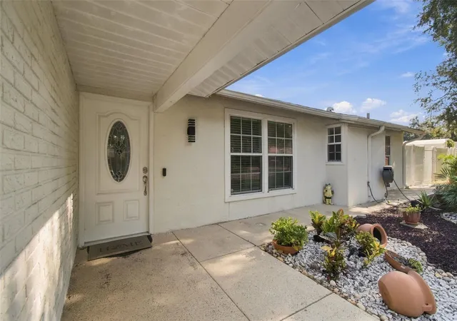 Photo 4 of Single family home for sale at 1325 Oakcrest Dr, Brandon, FL 33510 | MLS# TB8553423 | Listing updated on 2026-10-03