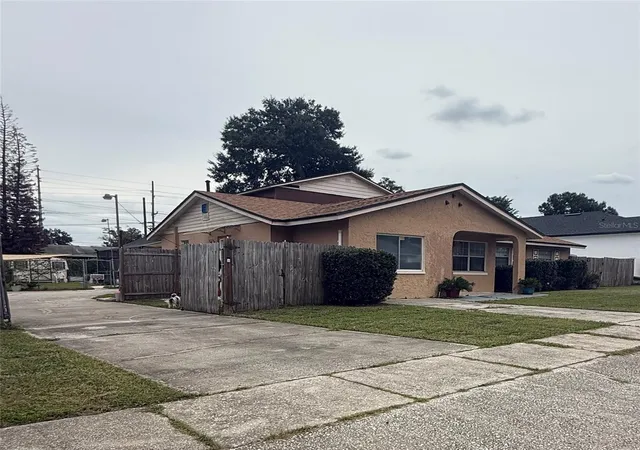 Photo 2 of Single family home for sale at 1607 Wright Dr, Lakeland, FL 33805 | MLS# TB8553425 | Listing updated on 2026-10-16
