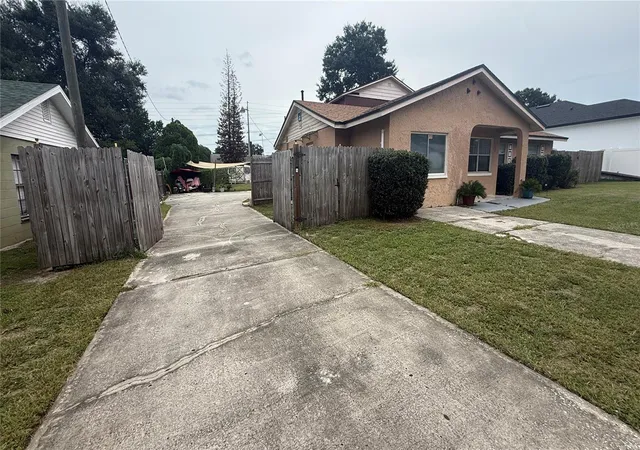 Photo 3 of Single family home for sale at 1607 Wright Dr, Lakeland, FL 33805 | MLS# TB8553425 | Listing updated on 2026-10-16
