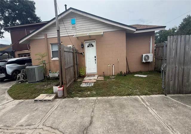 Photo 4 of Single family home for sale at 1607 Wright Dr, Lakeland, FL 33805 | MLS# TB8553425 | Listing updated on 2026-10-16