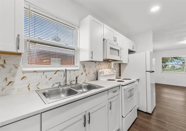 Photo 3 of Single family home for sale at 825 Booker Ave, Sebring, FL 33870 | MLS# S5158545 | Listing updated on 2026-10-01