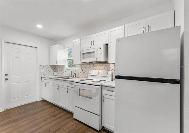 Photo 4 of Single family home for sale at 825 Booker Ave, Sebring, FL 33870 | MLS# S5158545 | Listing updated on 2026-10-01