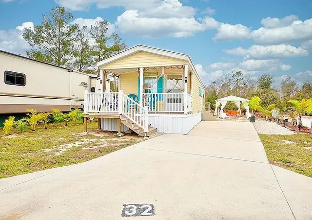 Photo 2 of Manufactured home for sale at 32 Grassy Lake Cir, Lake Placid, FL 33852 | MLS# O6446048 | Listing updated on 2026-09-30