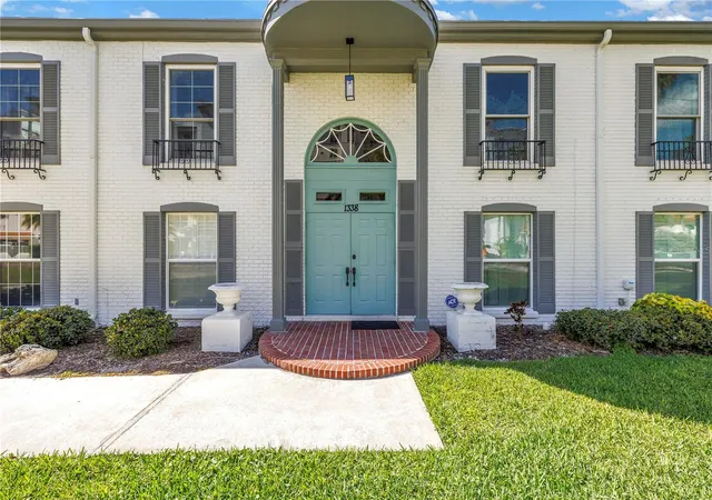 Photo 4 of Condo for sale at 1338 Snell Isle Blvd NE #1, Saint Petersburg, FL 33704 | MLS# TB8553440 | Listing updated on 2026-09-30