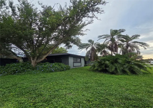 Photo 1 of Single family home for sale at 1801 Mid Ocean Cir, Sarasota, FL 34239 | MLS# A4707916 | Listing updated on 2026-10-20