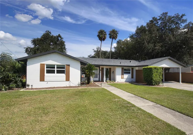 Photo 2 of Single family home for sale at 920 Orange Ave, Tavares, FL 32778 | MLS# G5118441 | Listing updated on 2026-10-09