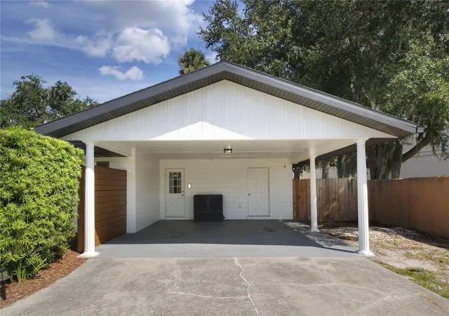 Photo 3 of Single family home for sale at 920 Orange Ave, Tavares, FL 32778 | MLS# G5118441 | Listing updated on 2026-10-09