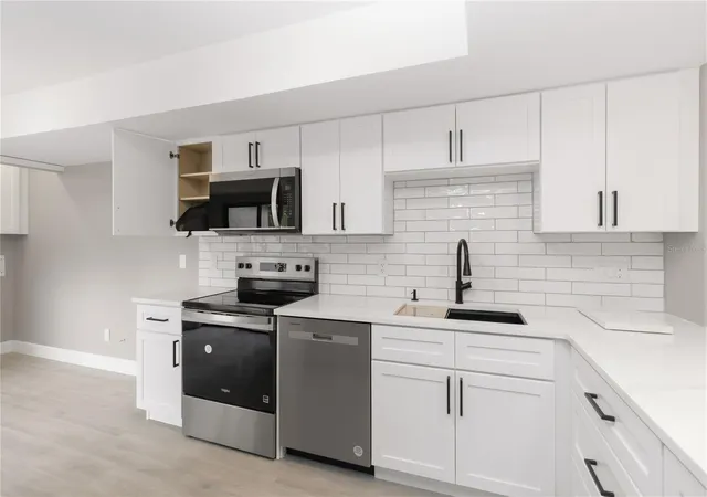 Photo 4 of Townhouse for sale at 419 Meadowood Blvd, Fern Park, FL 32730 | MLS# O6446082 | Listing updated on 2026-10-02