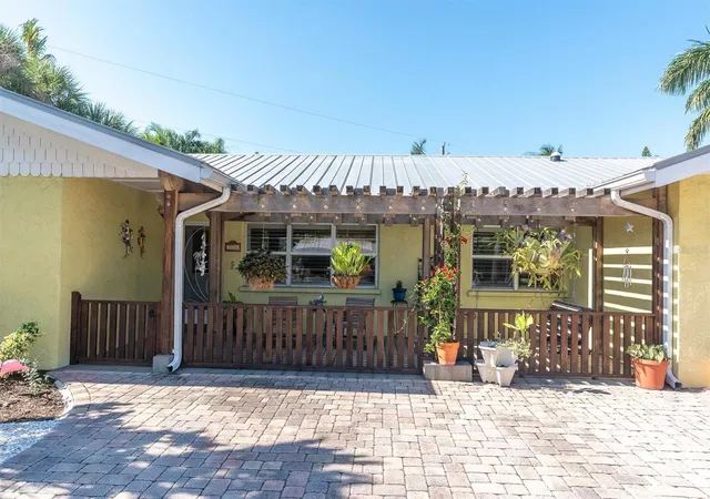 Photo 4 of Single family home for sale at 7106 Palm Dr, Holmes Beach, FL 34217 | MLS# A4707925 | Listing updated on 2026-10-21