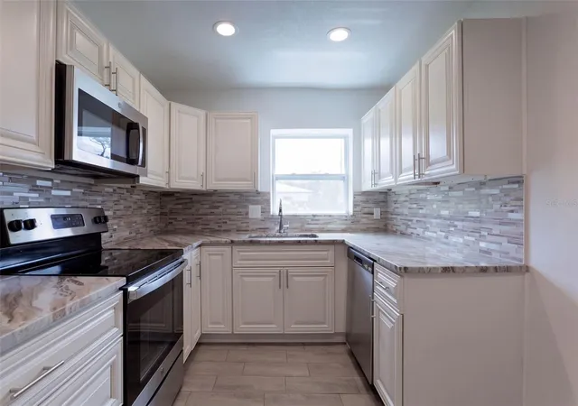 Photo 3 of Single family home for sale at 526 E Jessup Ave, Longwood, FL 32750 | MLS# O6446097 | Listing updated on 2026-10-08