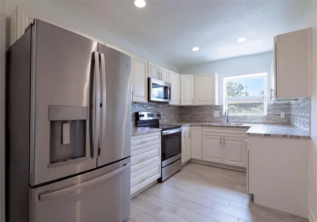 Photo 4 of Single family home for sale at 526 E Jessup Ave, Longwood, FL 32750 | MLS# O6446097 | Listing updated on 2026-10-08