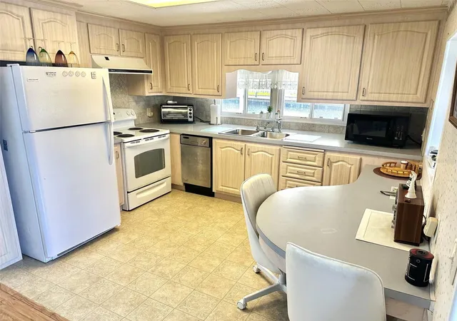 Photo 3 of Manufactured home for sale at 11022 100th Way #76, Largo, FL 33773 | MLS# TB8553490 | Listing updated on 2026-10-04