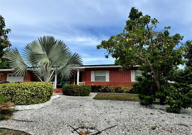 Photo 4 of Single family home for sale at 401 46th Avenue S, Saint Petersburg, FL 33705 | MLS# TB8553502 | Listing updated on 2026-10-01