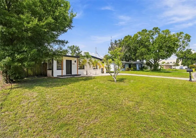 Photo 2 of Single family home for sale at 8862 Robin Rd, Seminole, FL 33777 | MLS# TB8553506 | Listing updated on 2026-10-04