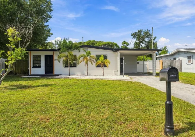 Photo 3 of Single family home for sale at 8862 Robin Rd, Seminole, FL 33777 | MLS# TB8553506 | Listing updated on 2026-10-04