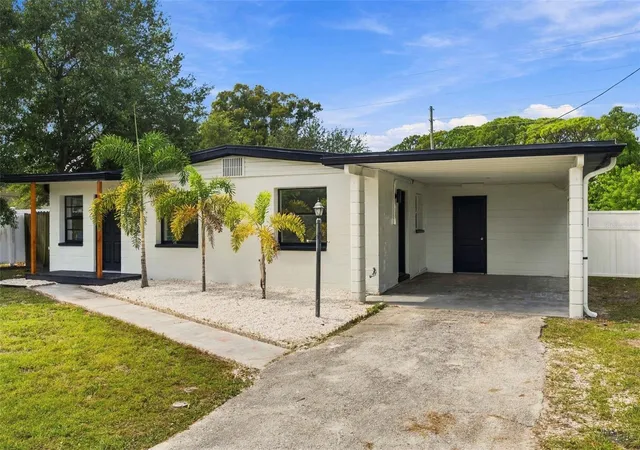 Photo 4 of Single family home for sale at 8862 Robin Rd, Seminole, FL 33777 | MLS# TB8553506 | Listing updated on 2026-10-04