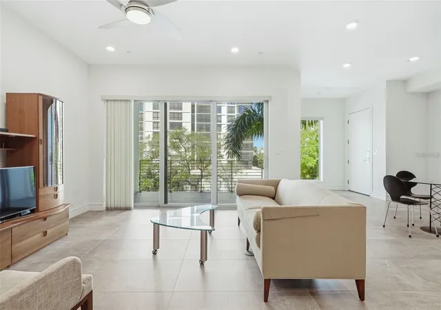 Listing Photo 5 - Condo for sale in building located at 711 S Palm Ave, Sarasota, FL 34236 - Unit #302