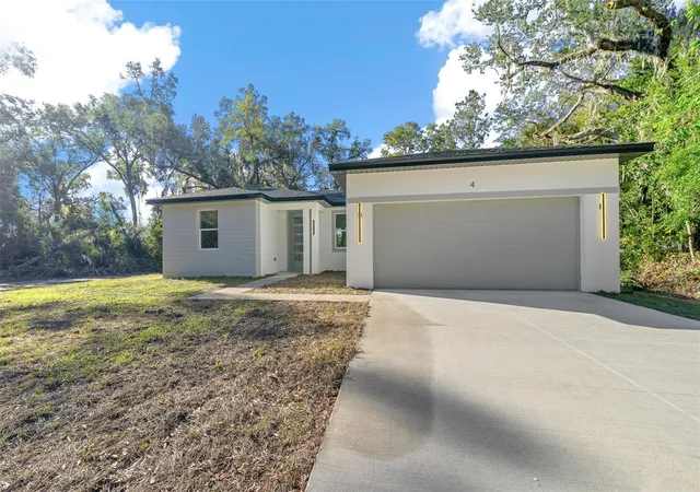 Photo 1 of Single family home for sale at 4 Oak Cir, Ocala, FL 34472 | MLS# OM733152 | Listing updated on 2026-10-06