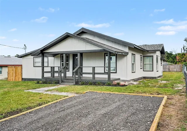 Photo 3 of Single family home for sale at 827 Avenue O Sw, Winter Haven, FL 33880 | MLS# O6446125 | Listing updated on 2026-10-03