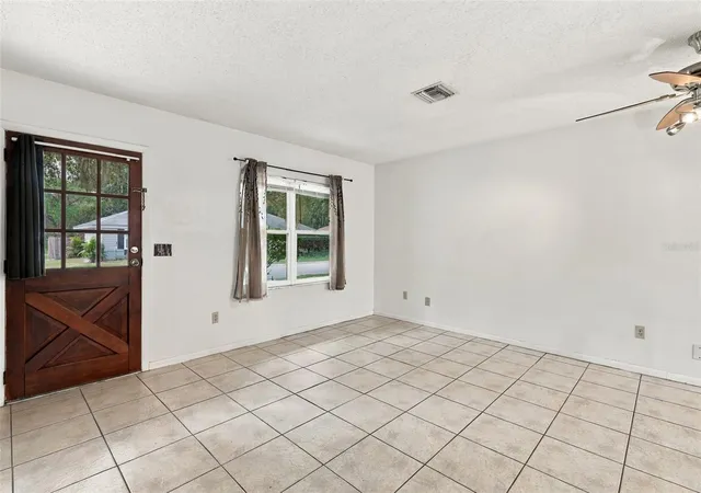 Photo 4 of Single family home for sale at 711 Thistle Pl, Winter Springs, FL 32708 | MLS# V4951586 | Listing updated on 2026-10-02