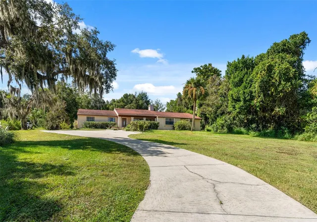 Photo 2 of Single family home for sale at 8943 Silver Lake Dr, Leesburg, FL 34788 | MLS# TB8553526 | Listing updated on 2026-10-03