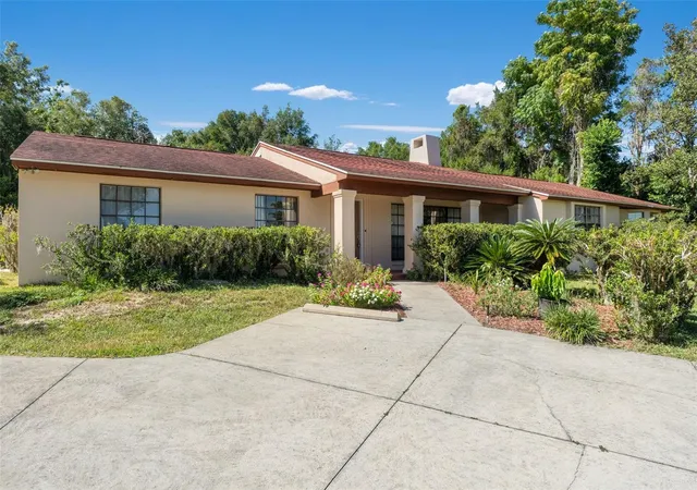 Photo 3 of Single family home for sale at 8943 Silver Lake Dr, Leesburg, FL 34788 | MLS# TB8553526 | Listing updated on 2026-10-03