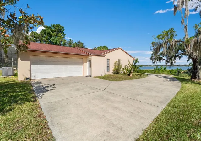 Photo 4 of Single family home for sale at 8943 Silver Lake Dr, Leesburg, FL 34788 | MLS# TB8553526 | Listing updated on 2026-10-03
