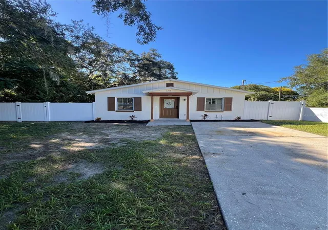 Photo 1 of Single family home for sale at 1314 Robie Ave, Mount Dora, FL 32757 | MLS# O6446131 | Listing updated on 2026-10-05
